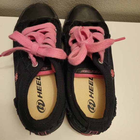 Heeleys Kids Black Pink Sneakers - Picture 8 of 11